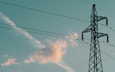 Blauer Himmel und rechts ein Strommast