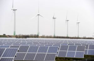Bild Solar- und Windkraftanlagen