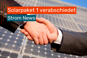 Zwei Hände im Handschlag vor Solarpanels