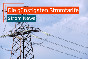 Stromleitungen vor blauem Himmel