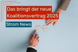 Aufsicht auf zwei Hände, die sich Puzzleteile zu schieben