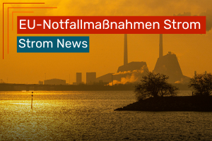 Abendstimmung an einem Gewässer mit Industrieanlage und Schornsteinen im Hintergrund.