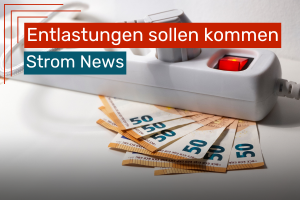Stromleiste mit eingestecktem Stecker und eingeschaltetem Schalter, darunter mehrere 50-Euro-Scheine als Symbol für Stromkosten und Energieeinsparungen.