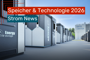 Reihe von Container-Batteriespeichern vor einem Rechenzentrum zur Energiespeicherung.