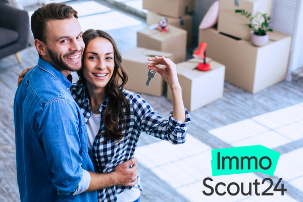 Paar zieht in die gemeinsame Wohnung