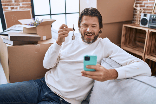 Mann zieht in neue Wohnung