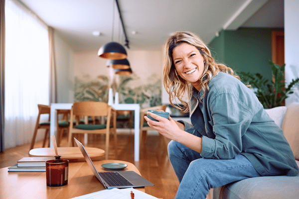 Frau wechselt Strom online